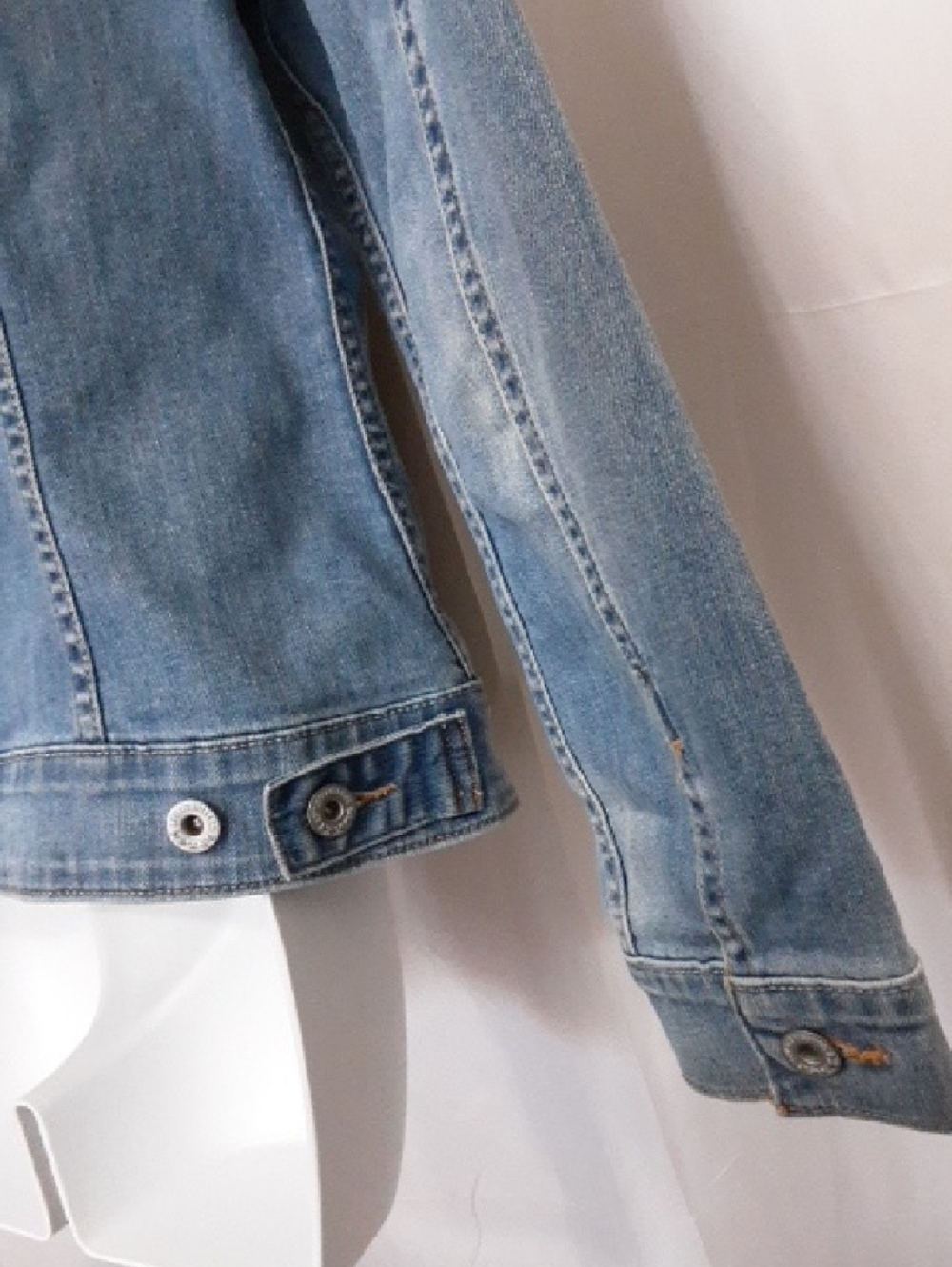 Levi's Women's Light Blue Denim Jacket - Button Front - Picture 6 of 7